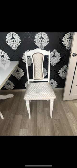 Продам стол белый в отличном состоянии
