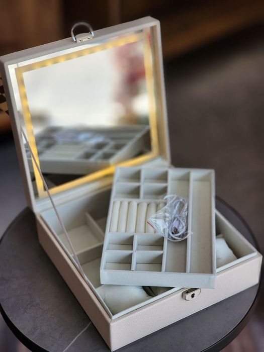 Шкатулка для украшений с зеркалом и вставками из велюра