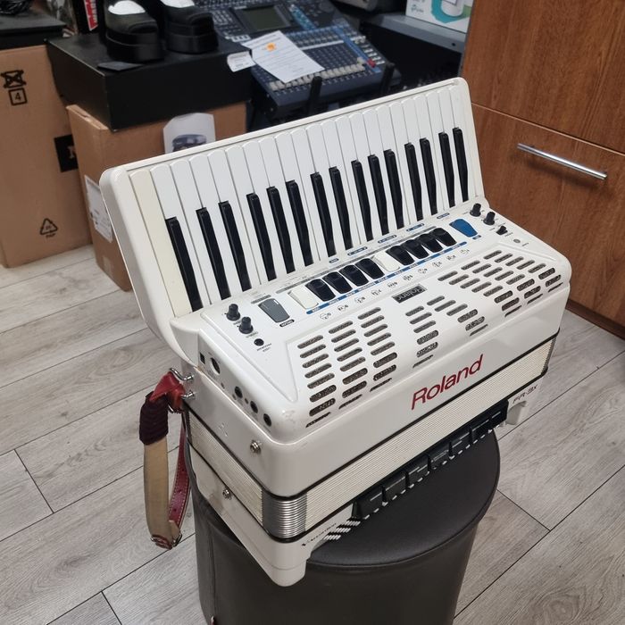 Amanet F28: Acordeon Electronic Roland FR3x Alb