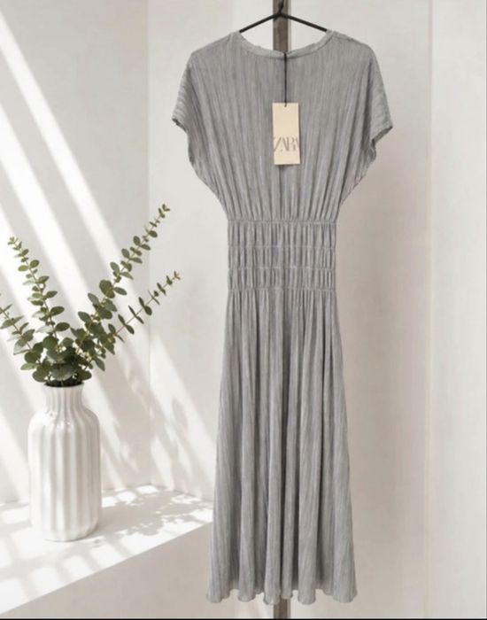 Rochie Zara gri plisată, nouă cu etichetă, elegantă