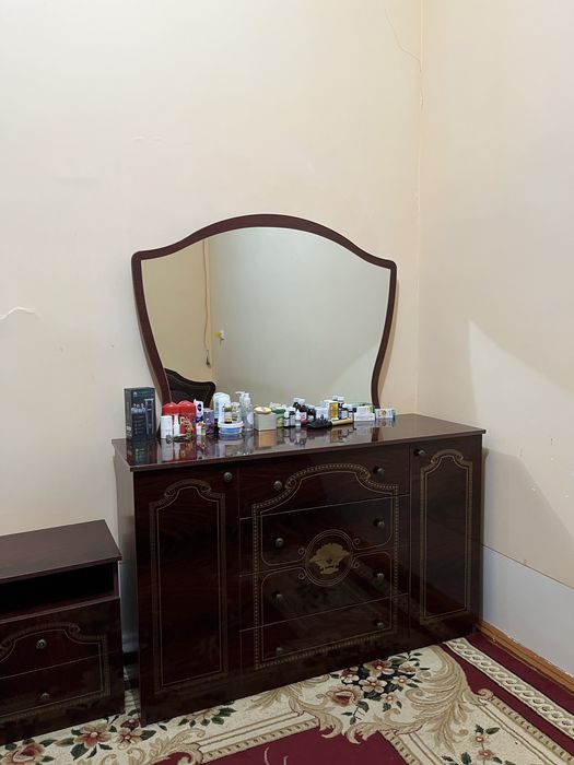 Спальний гарнитур сотилади