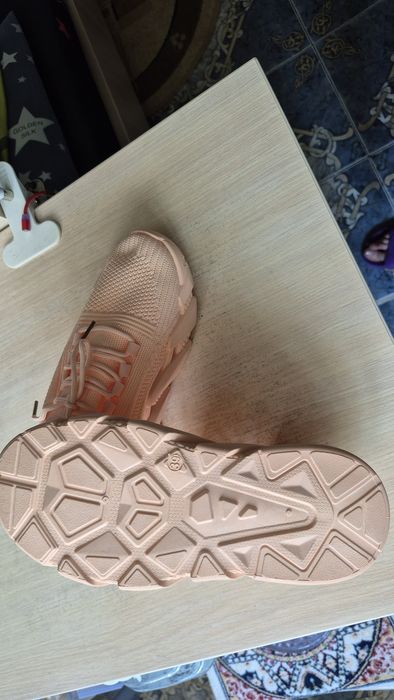 Новые кроссовки р 37.5-38.