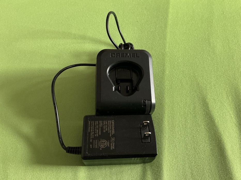 Ново зарядно за Dremel (Bosch) 12v - 2А, 110v (американско)