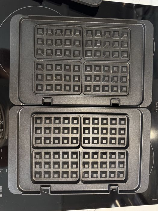 Мультигриль DeLonghi CGH1030D  гриль - вафельница 2 в 1