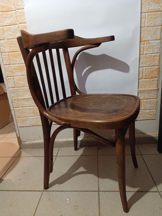 Реставриран стар стол