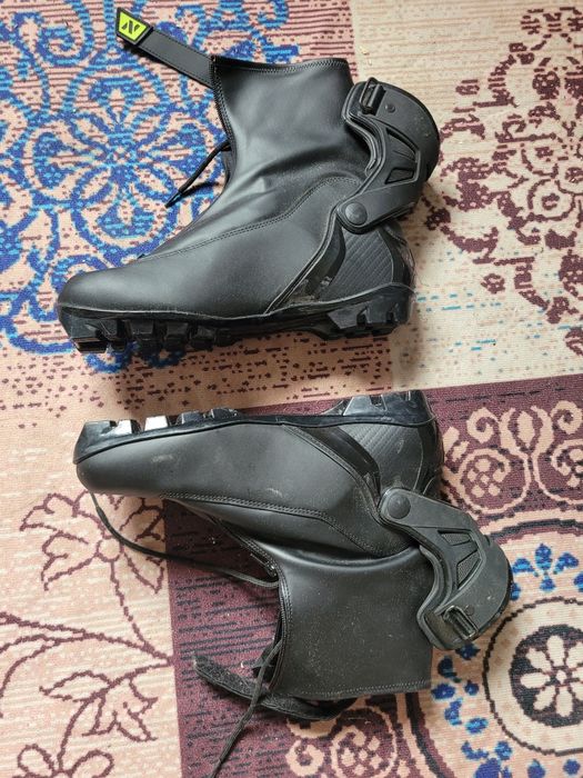 Лыжы, стремянка.