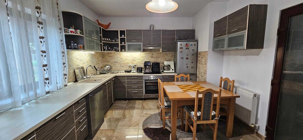 Casa de vanzare cu gradina.