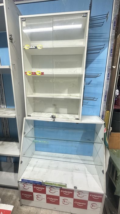 Продам стелаж и ветрины