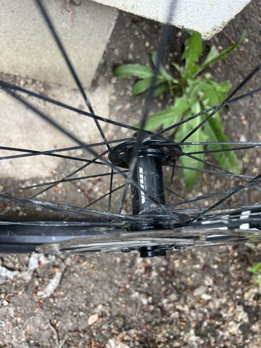 Vând roată față 27.5 boost 15x110 WTB i30 cu cauciuc Maxxis Assegai