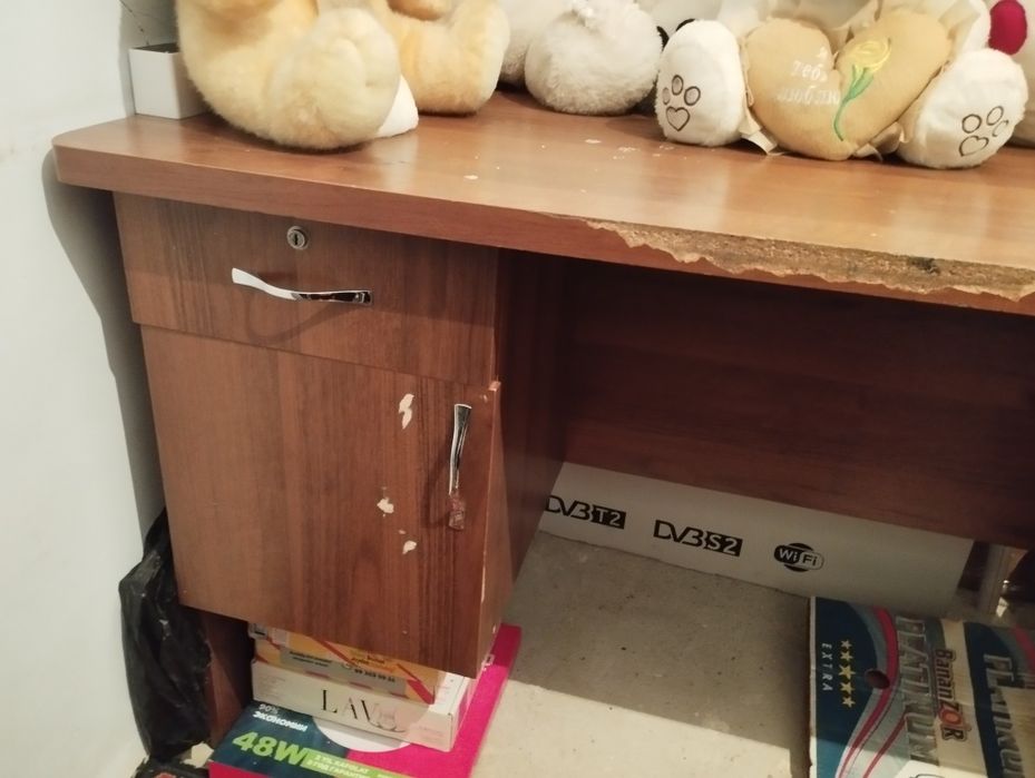 Песменый стол прочный Срочно продаю