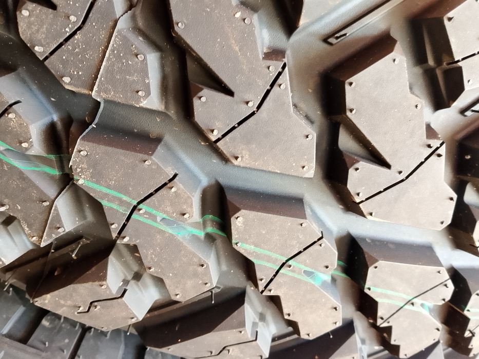 Продавам гуми за джип