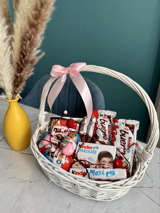 Сладкий подарок сладкая корзина киндер бокс на 8 марта