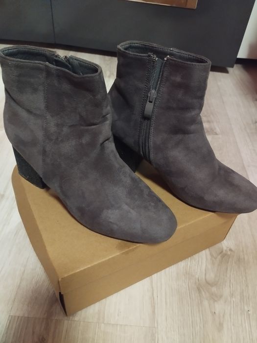 Дамски боти с брокат на тока