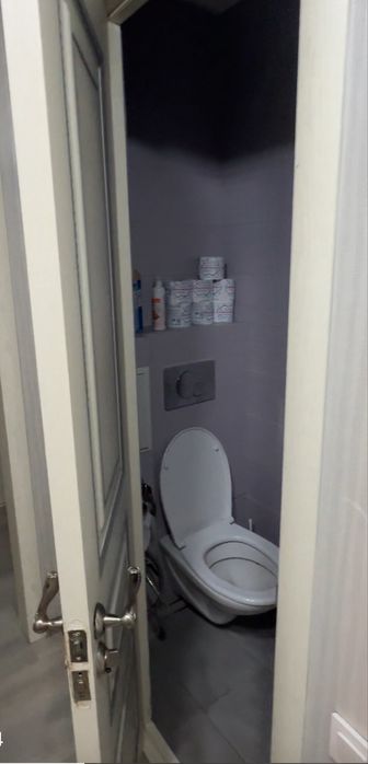 Унитаз белый, подвесной