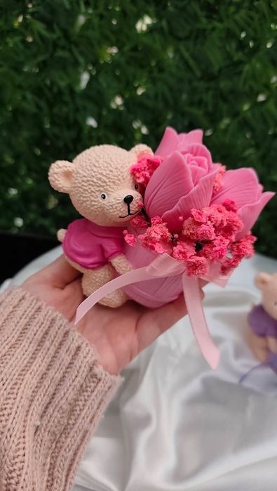 Букет с цветя от соев восък мартенички осми март