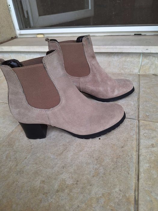 Естествен велур  в цвят таупе