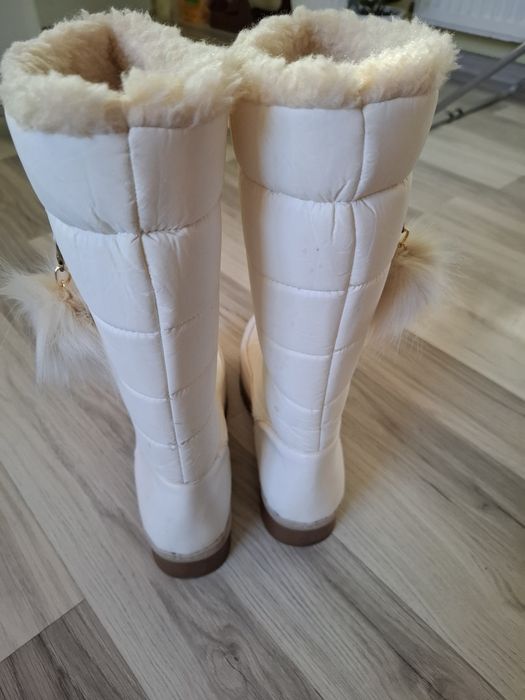 Бели ботуши с пухче