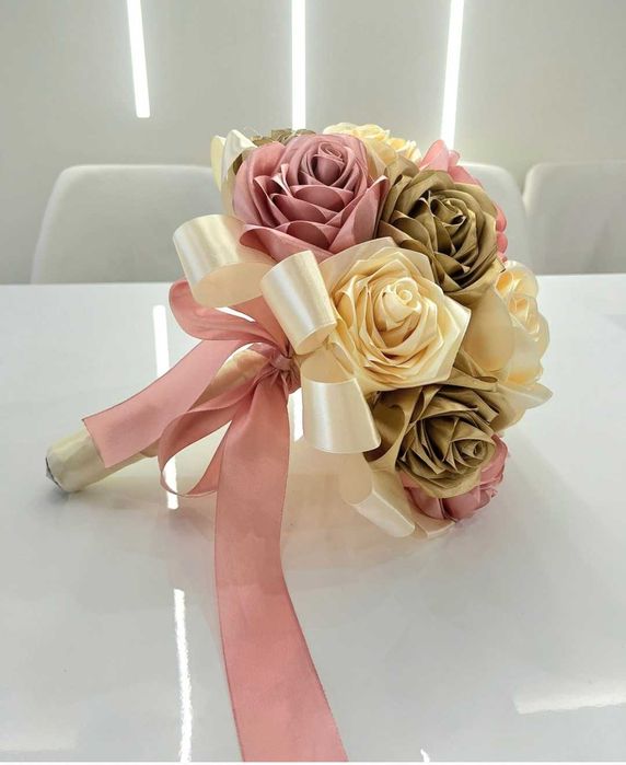 Уникални букети от сатенени рози