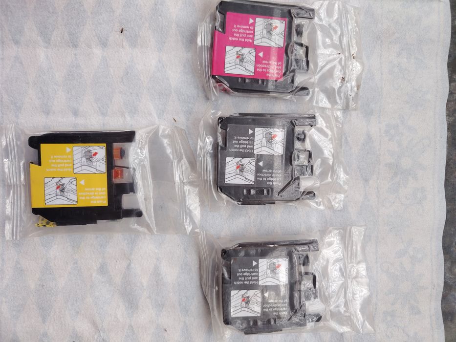 Cartușe vând la grămadă mai multe cartuse