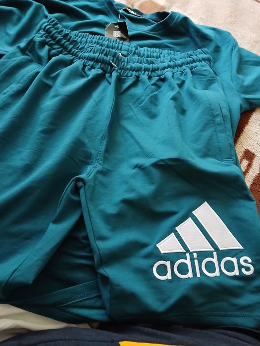 Compleu Adidas pt barbati mărimea L..Nou cu eticheta