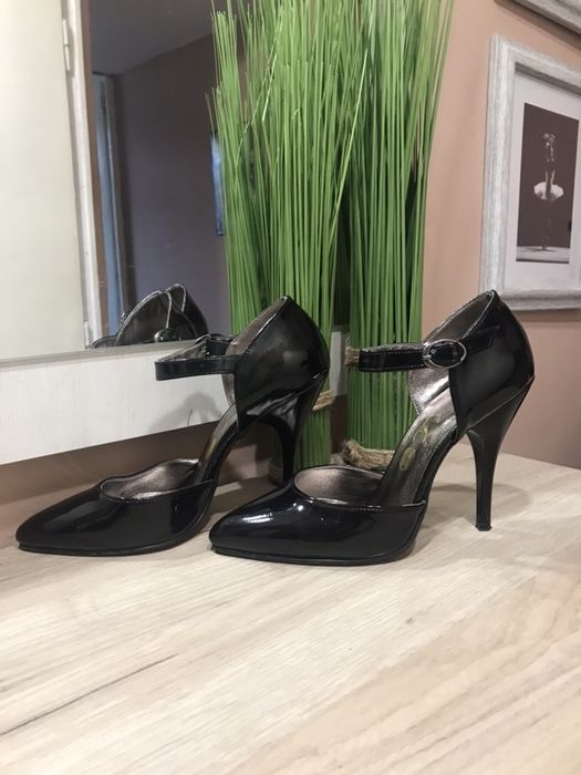 Черни, лачени обувки