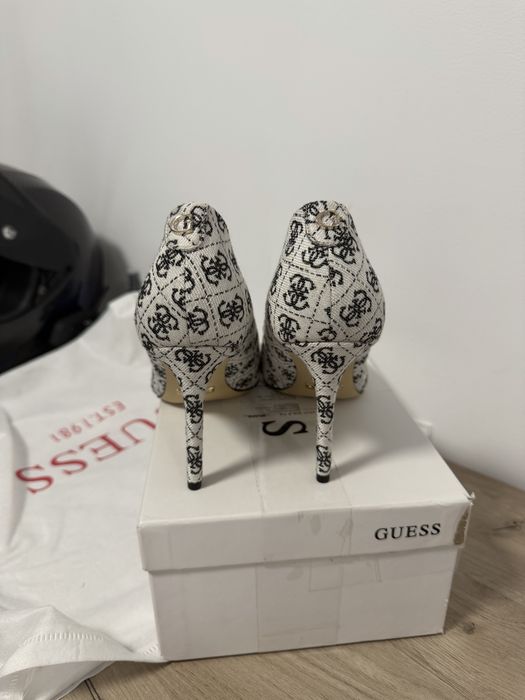 Дамски обувки на ток guess