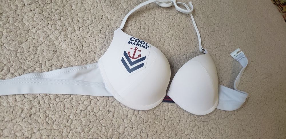 Белый купальник.