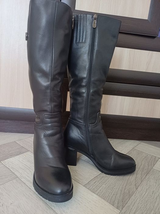 Новые сапоги, одевала  2 раза, разонравились, не буду одевать.