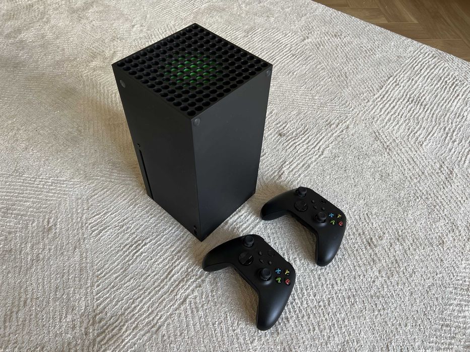 Xbox Series X с двумя геймпадами