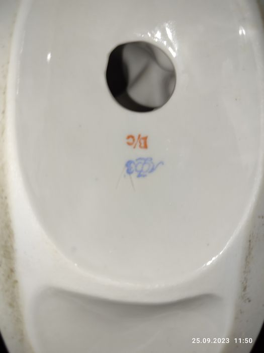 Фарфоровая статуэтка.