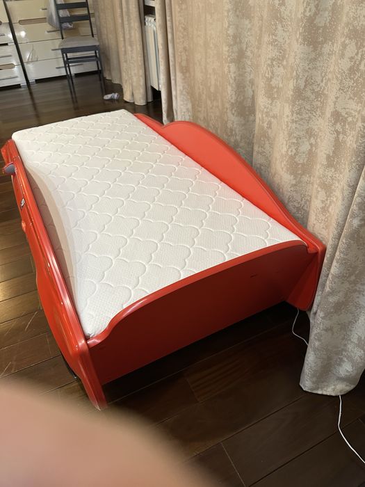 Кровать-машинка детская