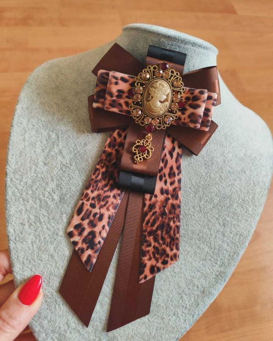 Дизайнерски ръчно изработени брошки