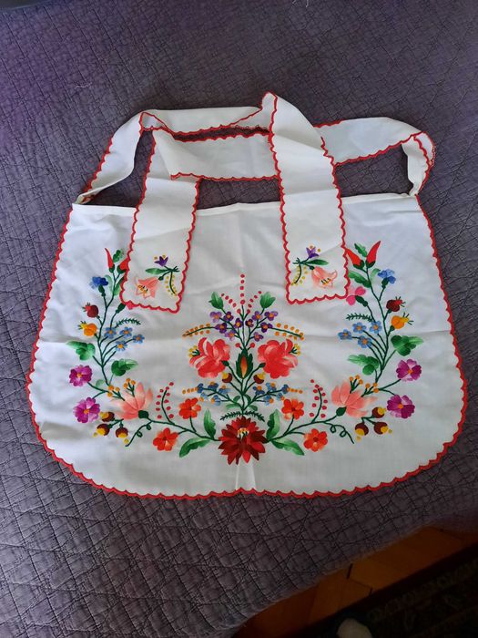 Унгарска бродирана престилчица и бродиран копринен шал с ресни