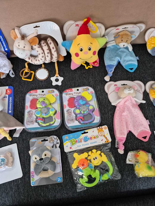 Чисто нови играчки, дрънкалки и гризалки за бебе