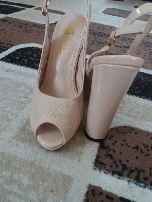 Продам новые босоножки