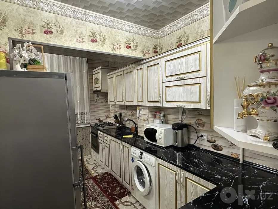 Тинчлик метроси якинида 4 хона квартира сотилади !!