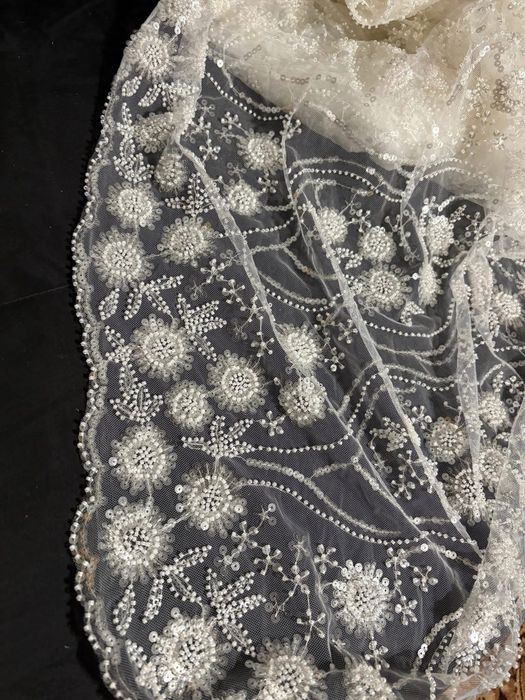 Бяла дантела, подходяща за сватбена рокля