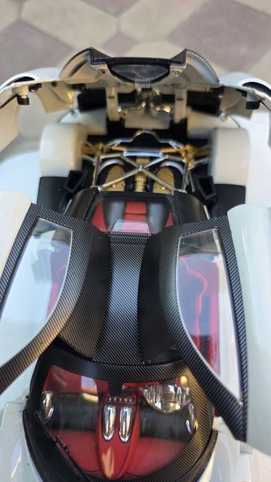 коллекционная модель автомобиля Pagani Huayra в