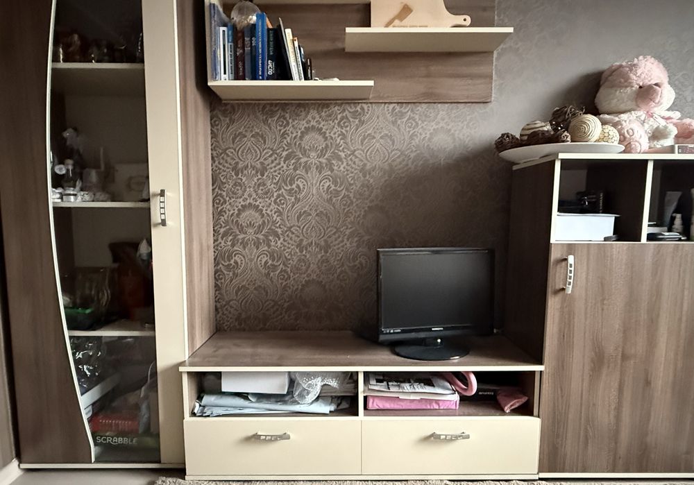 Холна секция с витрина – запазена, светли цветове