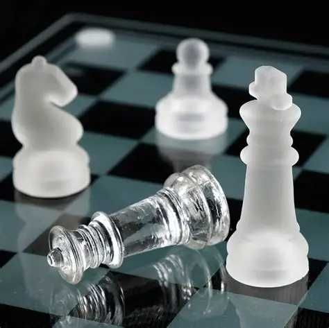 Луксозен стъклен шах – стилен подарък за ценители в два размера