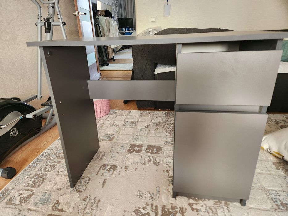 Продам стол письменный школьный