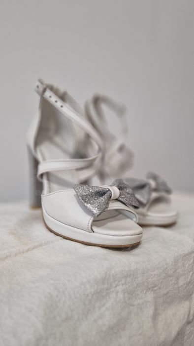 Sandale albe pentru mireasă