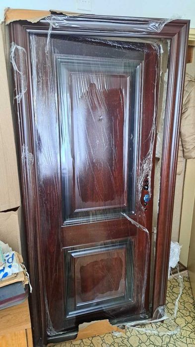 Метална външна врата с каса