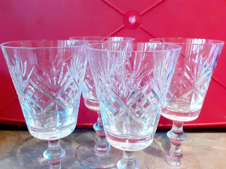 Два комплекта от по 4 броя кристални чаши: за вино и ракия