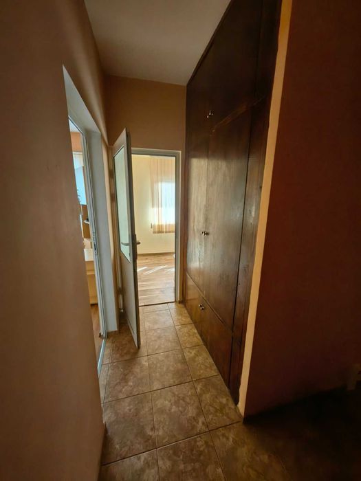 Продавам двустаен южен апартамет-район Болница