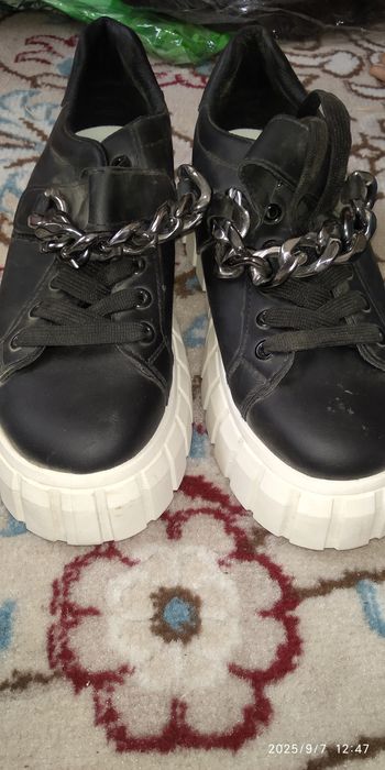 Жаңа Көйлектер аяқкиім сатылады