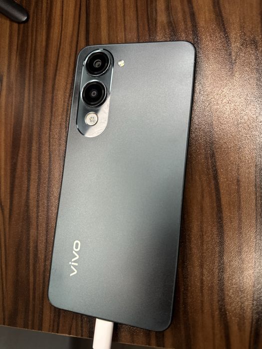 Продам телефон VIVO Y04 срочно