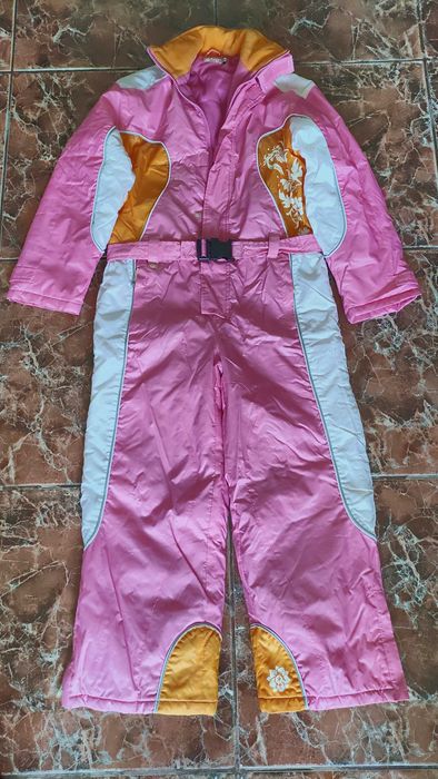 Vand costum de schi culoare roz sidefat.