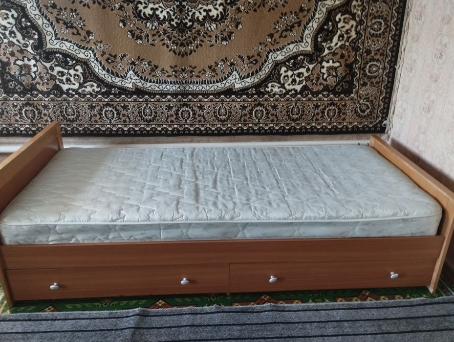 Кровать с выдвижными ящиками.
