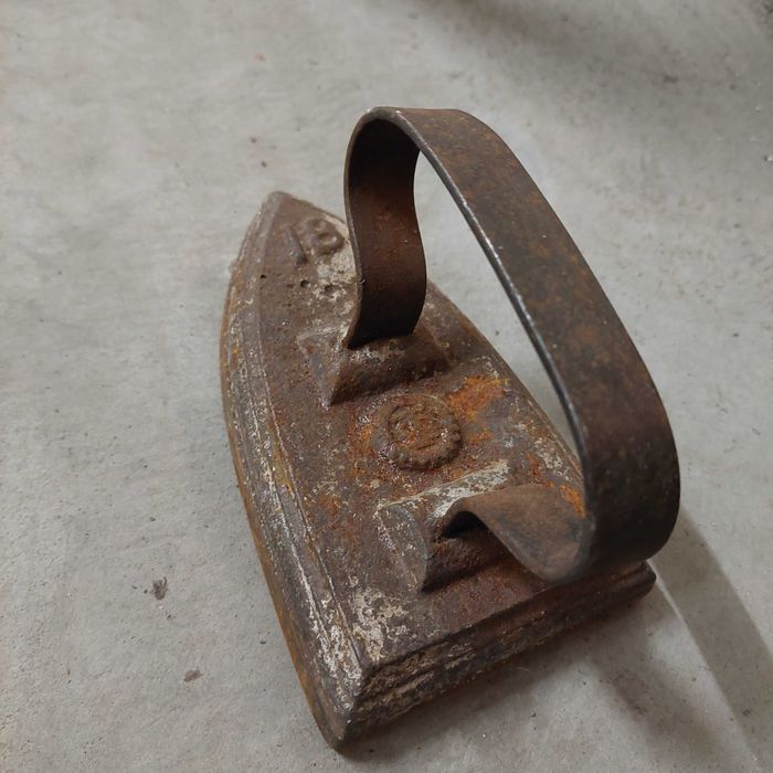 Стара антична метална ютия